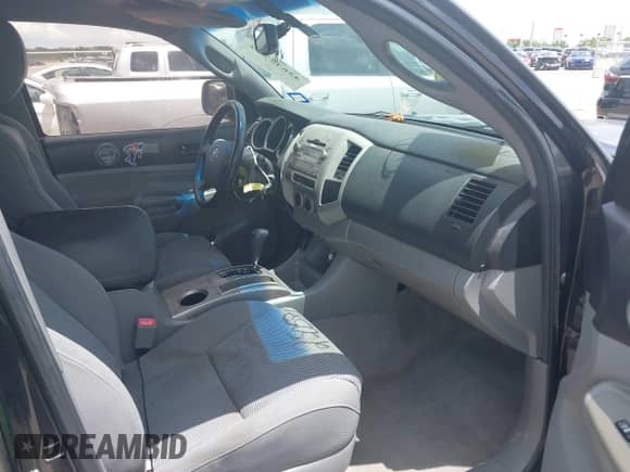 2010 Toyota Tacoma PreRunner z VIN 3TMJU4GN9AM098977, wystawiony jako IAAI lot #42642799 z przebiegiem 206 056 mil mil oraz . Historia ofert i sprzedaży dostępna na DreamBid. Obrazek 5.