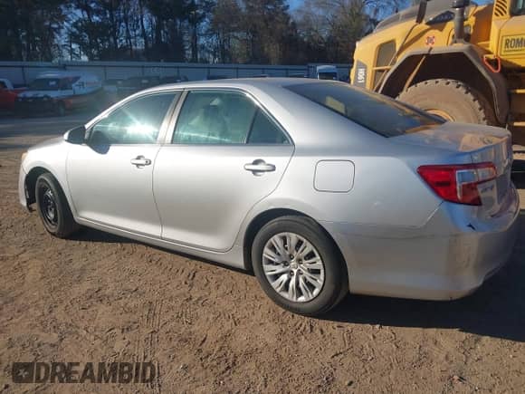 2014 Toyota Camry L with VIN 4T4BF1FK2ER440325, listed as a IAAI auction lot 41423301 with 271,563 mi miles and . Bid and sale history available at DreamBid. Image 3.