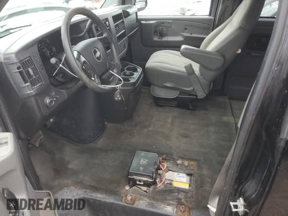 2009 Chevrolet Express Passenger z VIN 1GAHG39K291137624, wystawiony jako Copart lot #47557675 z przebiegiem 154 989 mil mil oraz Nie do naprawy • Non repairable. Historia ofert i sprzedaży dostępna na DreamBid. Obrazek 7.