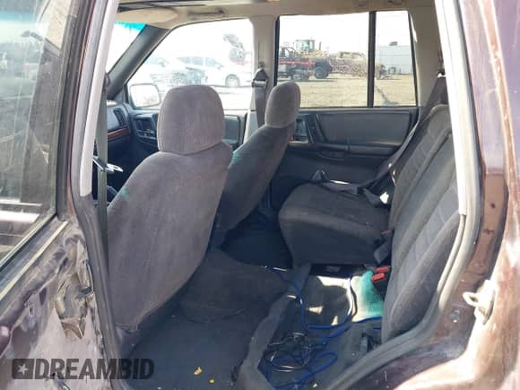 1996 Jeep Grand Cherokee Laredo z VIN 1J4GZ58S2TC262980, wystawiony jako IAAI lot #41949514 z przebiegiem 269 674 mil mil oraz . Historia ofert i sprzedaży dostępna na DreamBid. Obrazek 8.