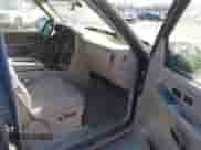 2005 Chevrolet Silverado 1500 LS z VIN 2GCEC13TX51388858, wystawiony jako IAAI lot #41771105 z przebiegiem 266 554 mil mil oraz . Historia ofert i sprzedaży dostępna na DreamBid. Obrazek 5.