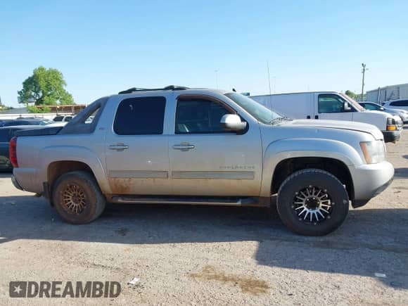 2010 Chevrolet Avalanche LT z VIN 3GNVKFE0XAG245243, wystawiony jako IAAI lot #42276994 z przebiegiem 254 384 mil mil oraz . Historia ofert i sprzedaży dostępna na DreamBid. Obrazek 13.