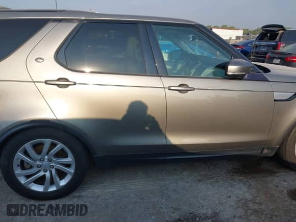 2017 Land Rover Discovery HSE z VIN SALRRBBV7HA046036, wystawiony jako IAAI lot #43238640 z przebiegiem 85 594 mil mil oraz . Historia ofert i sprzedaży dostępna na DreamBid. Obrazek 13.