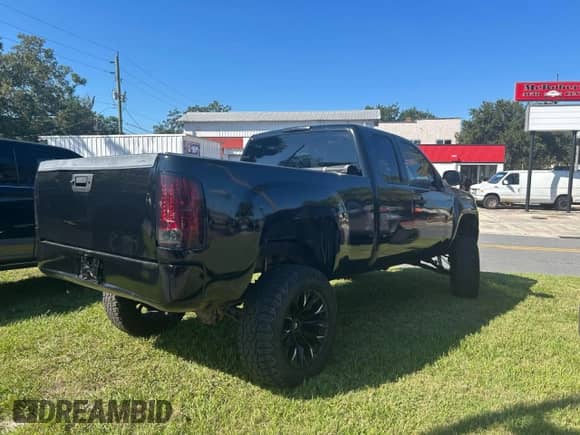 2009 GMC Sierra 1500 z VIN 2GTEC290291129595, wystawiony jako Copart lot #90131885 z przebiegiem 124 544 mil mil oraz Czysty tytuł • Clean title. Historia ofert i sprzedaży dostępna na DreamBid. Obrazek 4.