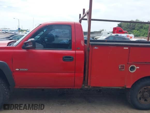 2005 Chevrolet Silverado 3500 z VIN 1GBHK34U15E296155, wystawiony jako IAAI lot #42293305 z przebiegiem 280 131 mil mil oraz . Historia ofert i sprzedaży dostępna na DreamBid. Obrazek 14.