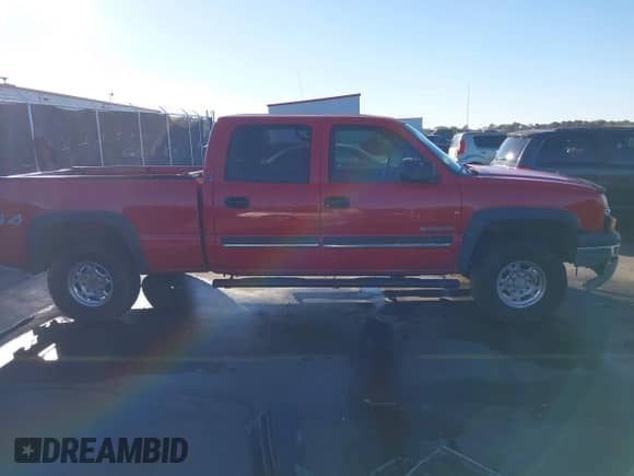 2003 Chevrolet Silverado 1500HD LS z VIN 1GCGK13U93F215987, wystawiony jako IAAI lot #41032912 z przebiegiem 304 110 mil mil oraz . Historia ofert i sprzedaży dostępna na DreamBid. Obrazek 13.
