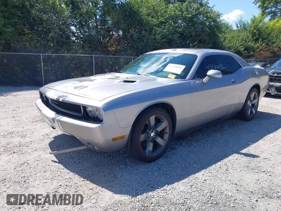 2013 Dodge Challenger SXT z VIN 2C3CDYAG6DH680794, wystawiony jako IAAI lot #43140092 z przebiegiem 162 518 mil mil oraz . Historia ofert i sprzedaży dostępna na DreamBid. Obrazek 2.