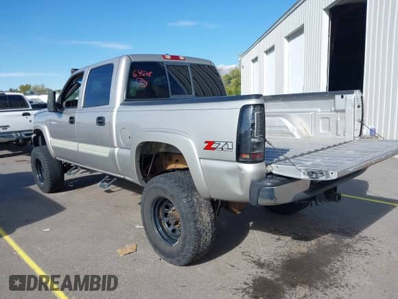 2006 Chevrolet Silverado 1500 LT3 z VIN 2GCEK13T661150851, wystawiony jako IAAI lot #43264646 z przebiegiem 238 347 mil mil oraz . Historia ofert i sprzedaży dostępna na DreamBid. Obrazek 3.