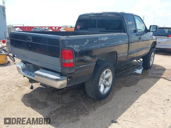 2000 Dodge 1500 with VIN 3B7HF13Z8YG121481, listed as a IAAI auction lot 42728553 with 191,608 mi miles and . Bid and sale history available at DreamBid. Image 4.