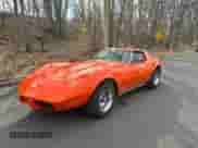 1975 Chevrolet Corvette z VIN 1Z37J5S437631, wystawiony jako Copart lot #51933835 z przebiegiem 98 510 mil mil oraz Czysty tytuł • Clean title. Historia ofert i sprzedaży dostępna na DreamBid. Obrazek 1.