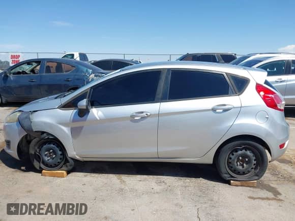 2014 Ford Fiesta S z VIN 3FADP4TJ9EM236259, wystawiony jako IAAI lot #43109753 z przebiegiem 109 147 mil mil oraz . Historia ofert i sprzedaży dostępna na DreamBid. Obrazek 14.