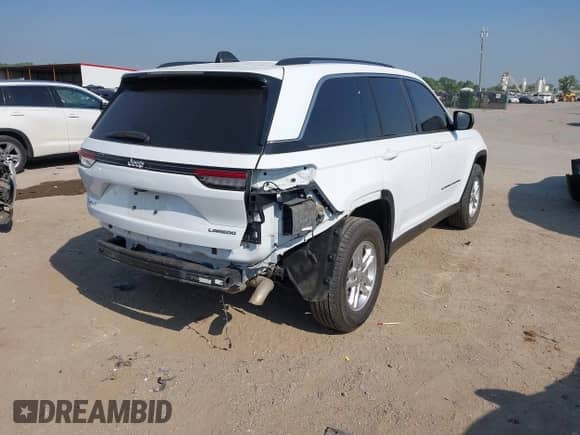 2022 Jeep Grand Cherokee Laredo z VIN 1C4RJHAG8N8597860, wystawiony jako IAAI lot #42033325 z przebiegiem 65 491 mil mil oraz . Historia ofert i sprzedaży dostępna na DreamBid. Obrazek 4.