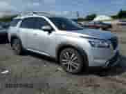 2024 Nissan Pathfinder Platinum с VIN 5N1DR3DJ5RC281666, выставлен на аукционе Copart как лот 65139315 с пробегом 11 371 миль миль и Списание • Salvage title. История ставок и продаж доступна на DreamBid. Изображение 4.
