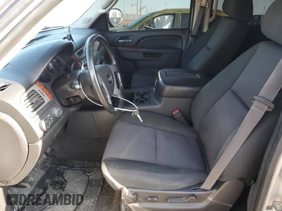 2013 Chevrolet Suburban LS с VIN 1GNSKHE7XDR139052, выставлен на аукционе Copart как лот 84878314 с пробегом 219 943 миль миль и Чистый • Clean title. История ставок и продаж доступна на DreamBid. Изображение 7.