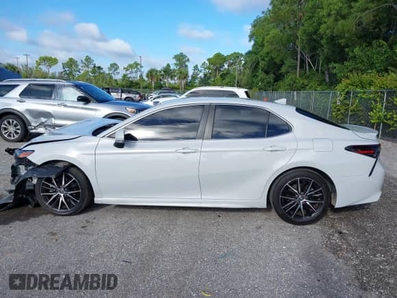 2022 Toyota Camry SE с VIN 4T1G11AK9NU017876, выставлен на аукционе IAAI как лот 43339411 с пробегом 129 171 миль миль и . История ставок и продаж доступна на DreamBid. Изображение 15.