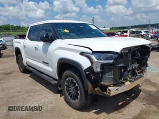 2025 Toyota Tundra SR5 с VIN 5TFLA5DB8SX265813, выставлен на аукционе IAAI как лот 42659945 с пробегом 6 241 миль миль и . История ставок и продаж доступна на DreamBid. Изображение 1.