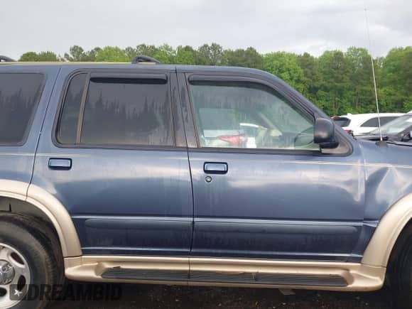 2000 Ford Explorer Eddie Bauer z VIN 1FMZU64E5YUB81536, wystawiony jako IAAI lot #42270655 z przebiegiem 375 868 mil mil oraz . Historia ofert i sprzedaży dostępna na DreamBid. Obrazek 14.