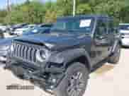 2025 Jeep Wrangler Sahara z VIN 1C4PJXEN5SW525130, wystawiony jako IAAI lot #43257826 z przebiegiem 5 387 mil mil oraz . Historia ofert i sprzedaży dostępna na DreamBid. Obrazek 2.
