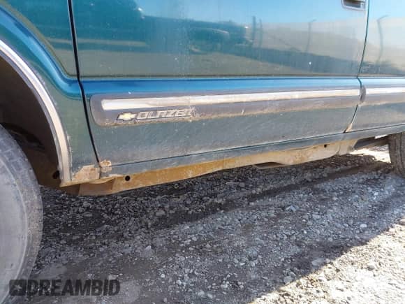 1998 Chevrolet Blazer z VIN 1GNDT13W2WK175224, wystawiony jako IAAI lot #43369140 z przebiegiem 207 664 mil mil oraz . Historia ofert i sprzedaży dostępna na DreamBid. Obrazek 12.