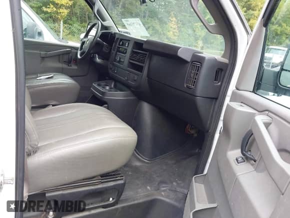 2017 Chevrolet Express Cargo z VIN 1GCWGAFFXH1342794, wystawiony jako IAAI lot #43175165 z przebiegiem 126 077 mil mil oraz . Historia ofert i sprzedaży dostępna na DreamBid. Obrazek 5.