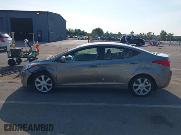 2013 Hyundai Elantra Limited z VIN 5NPDH4AE4DH359176, wystawiony jako IAAI lot #42800000 z przebiegiem 135 319 mil mil oraz . Historia ofert i sprzedaży dostępna na DreamBid. Obrazek 14.