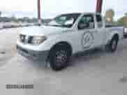 2007 Nissan Frontier XE z VIN 1N6BD06T97C451576, wystawiony jako IAAI lot #43468947 z przebiegiem 252 959 mil mil oraz . Historia ofert i sprzedaży dostępna na DreamBid. Obrazek 2.