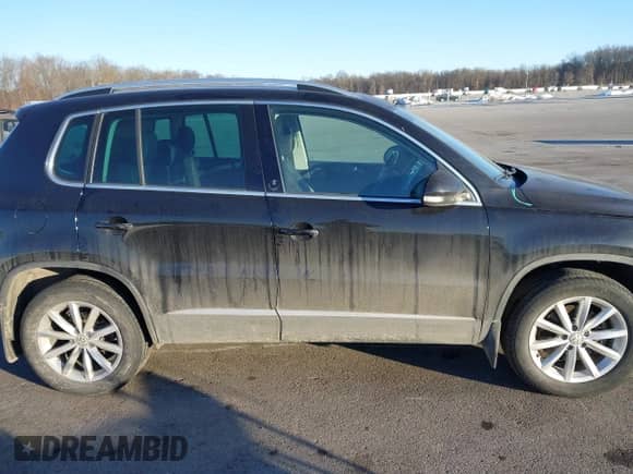 2017 Volkswagen Tiguan Wolfsburg Edition с VIN WVGSV7AX5HW512128, выставлен на аукционе IAAI как лот 41451055 с пробегом 107 031 миль миль и . История ставок и продаж доступна на DreamBid. Изображение 14.