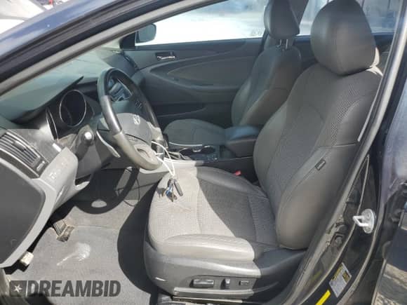 2013 Hyundai Sonata SE z VIN 5NPEC4AB8DH748170, wystawiony jako Copart lot #87446305 z przebiegiem 136 156 mil mil oraz Szkoda całkowita • Salvage title. Historia ofert i sprzedaży dostępna na DreamBid. Obrazek 7.