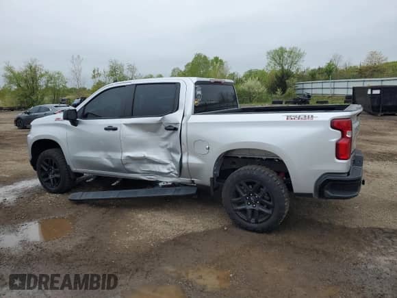 2022 Chevrolet Silverado 1500 Custom Trail Boss z VIN 1GCPYCEK0NZ237402, wystawiony jako Copart lot #55488465 z przebiegiem 51 582 mil mil oraz Szkoda całkowita • Salvage title. Historia ofert i sprzedaży dostępna na DreamBid. Obrazek 2.