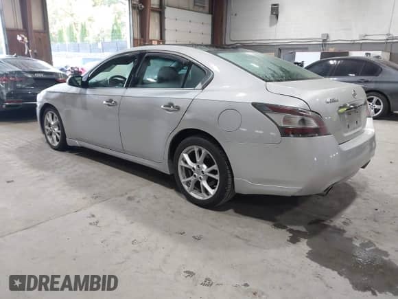 2014 Nissan Maxima SV z VIN 1N4AA5AP9EC447531, wystawiony jako IAAI lot #43320701 z przebiegiem 129 962 mil mil oraz . Historia ofert i sprzedaży dostępna na DreamBid. Obrazek 3.