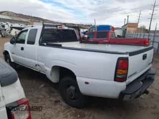 2004 Chevrolet Silverado 3500 z VIN 1GCJC39G84E193598, wystawiony jako Copart lot #41412585 z przebiegiem 99 910 mil mil oraz Szkoda całkowita • Salvage title. Historia ofert i sprzedaży dostępna na DreamBid. Obrazek 2.