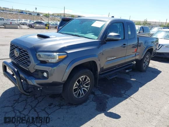 2022 Toyota Tacoma SR z VIN 3TYRZ5CN8NT022029, wystawiony jako IAAI lot #43145211 z przebiegiem 61 365 mil mil oraz . Historia ofert i sprzedaży dostępna na DreamBid. Obrazek 2.