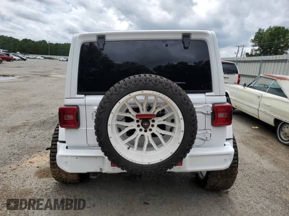 2022 Jeep Wrangler Unlimited Sahara z VIN 1C4HJXEN9NW190351, wystawiony jako Copart lot #61091015 z przebiegiem 40 794 mil mil oraz Czysty tytuł • Clean title. Historia ofert i sprzedaży dostępna na DreamBid. Obrazek 6.