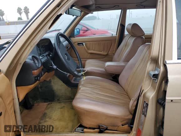 1984 Mercedes-Benz 300 D z VIN WDBAB33A4EA017095, wystawiony jako Copart lot #85545455 z przebiegiem 142 549 mil mil oraz Szkoda całkowita • Salvage title. Historia ofert i sprzedaży dostępna na DreamBid. Obrazek 7.