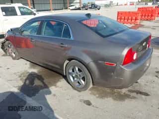 2012 Chevrolet Malibu 1LS z VIN 1G1ZB5E08CF341969, wystawiony jako IAAI lot #43343907 z przebiegiem 168 241 mil mil oraz . Historia ofert i sprzedaży dostępna na DreamBid. Obrazek 3.