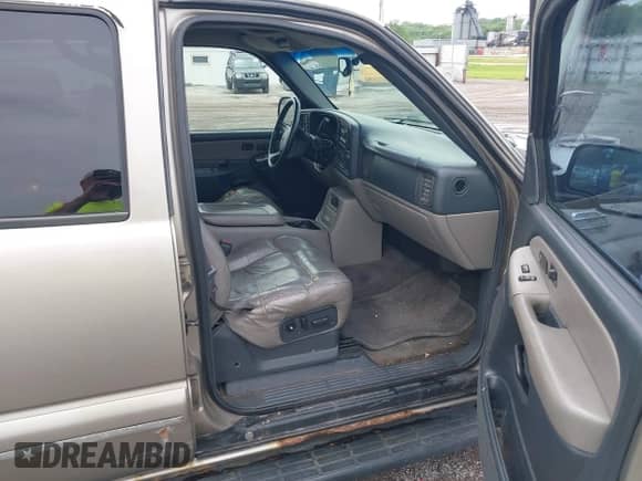 2000 Chevrolet Tahoe LS with VIN 1GNEK13T5YJ100605, listed as a IAAI auction lot 42424273 with 228,189 mi miles and . Bid and sale history available at DreamBid. Image 5.