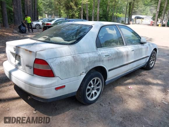 1994 Honda Accord LX z VIN 1HGCD5639RA000927, wystawiony jako IAAI lot #42384460 z przebiegiem 157 391 mil mil oraz . Historia ofert i sprzedaży dostępna na DreamBid. Obrazek 4.