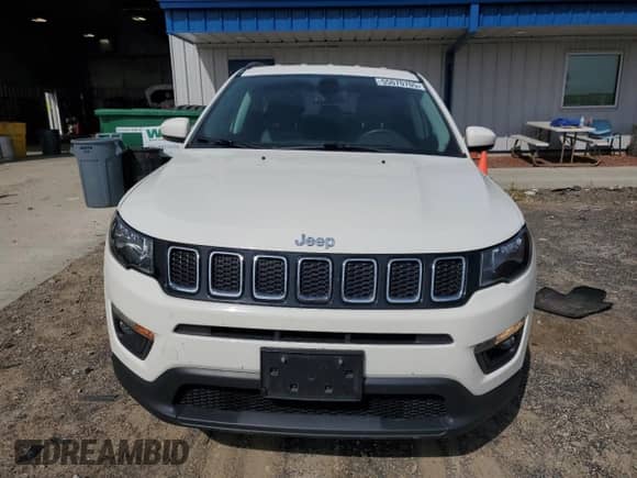 2019 Jeep Compass Latitude z VIN 3C4NJCBB6KT715423, wystawiony jako Copart lot #55070705 z przebiegiem 74 576 mil mil oraz Szkoda całkowita • Salvage title. Historia ofert i sprzedaży dostępna na DreamBid. Obrazek 5.