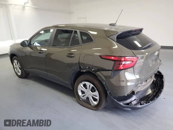 2024 Chevrolet Trax LS z VIN KL77LFE23RC194129, wystawiony jako Copart lot #71588855 z przebiegiem 11 291 mil mil oraz Czysty tytuł • Clean title. Historia ofert i sprzedaży dostępna na DreamBid. Obrazek 2.