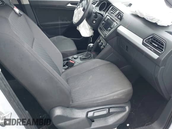 2019 Volkswagen Tiguan S с VIN 3VV0B7AX7KM031438, выставлен на аукционе IAAI как лот 42367337 с пробегом Не указан миль и . История ставок и продаж доступна на DreamBid. Изображение 5.