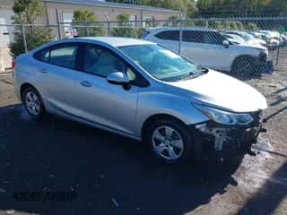2017 Chevrolet Cruze LS z VIN 1G1BC5SMXH7277036, wystawiony jako IAAI lot #43484591 z przebiegiem 141 941 mil mil oraz . Historia ofert i sprzedaży dostępna na DreamBid. Obrazek 1.