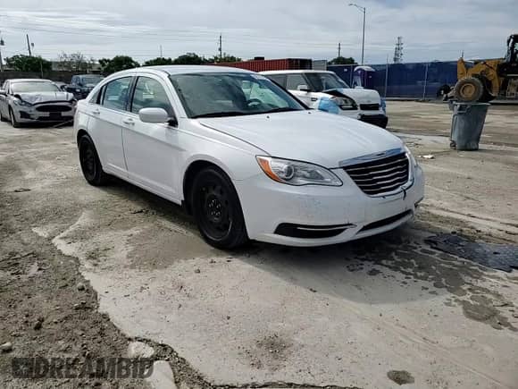 2014 Chrysler 200 LX с VIN 1C3CCBAG5EN150051, выставлен на аукционе Copart как лот 62719235 с пробегом 175 707 миль миль и Списание • Salvage title. История ставок и продаж доступна на DreamBid. Изображение 13.