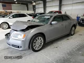 2013 Chrysler 300 с VIN 2C3CCARG8DH581148, выставлен на аукционе Copart как лот 82498155 с пробегом 84 518 миль миль и Чистый • Clean title. История ставок и продаж доступна на DreamBid. Изображение 1.