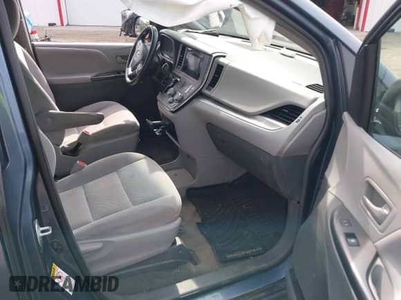 2017 Toyota Sienna L z VIN 5TDZZ3DC3HS805986, wystawiony jako IAAI lot #42509132 z przebiegiem 181 905 mil mil oraz . Historia ofert i sprzedaży dostępna na DreamBid. Obrazek 5.