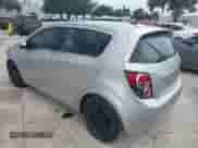 2013 Chevrolet Sonic LT с VIN 1G1JC6SB8D4157702, выставлен на аукционе IAAI как лот 43072159 с пробегом 97 833 миль миль и . История ставок и продаж доступна на DreamBid. Изображение 3.