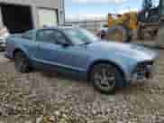 2005 Ford Mustang Deluxe z VIN 1ZVFT80N755259703, wystawiony jako Copart lot #86684285 z przebiegiem 160 486 mil mil oraz Nie do naprawy • Non repairable. Historia ofert i sprzedaży dostępna na DreamBid. Obrazek 4.