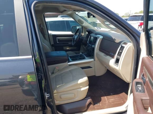 2018 Ram 1500 Big Horn z VIN 1C6RR6LT1JS132672, wystawiony jako IAAI lot #43161381 z przebiegiem 136 924 mil mil oraz . Historia ofert i sprzedaży dostępna na DreamBid. Obrazek 5.