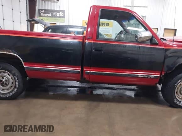 1990 GMC Sierra 1500 z VIN 1GTDK14K7LE522631, wystawiony jako IAAI lot #41424510 z przebiegiem 263 201 mil mil oraz . Historia ofert i sprzedaży dostępna na DreamBid. Obrazek 13.
