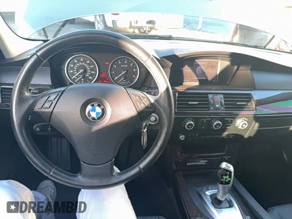 2010 BMW 5 Series 528i z VIN WBANU5C54AC129547, wystawiony jako Copart lot #85010785 z przebiegiem 188 516 mil mil oraz Czysty tytuł • Clean title. Historia ofert i sprzedaży dostępna na DreamBid. Obrazek 9.