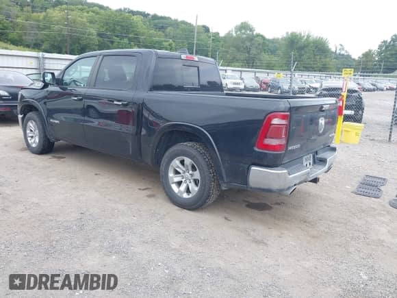 2022 Ram 1500 Laramie z VIN 1C6SRFJT2NN179069, wystawiony jako IAAI lot #43127220 z przebiegiem 83 741 mil mil oraz . Historia ofert i sprzedaży dostępna na DreamBid. Obrazek 3.